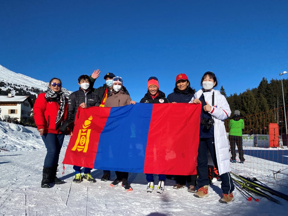 Pliras persunas cun la bandiera da la Mongolia.