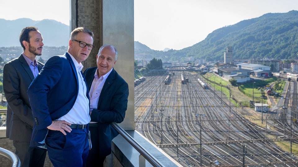 CEO da las Viafiers federalas Andreas Meyer (amez) cun chef regiunal e coordinatur VFF a la staziun a Chiasso.