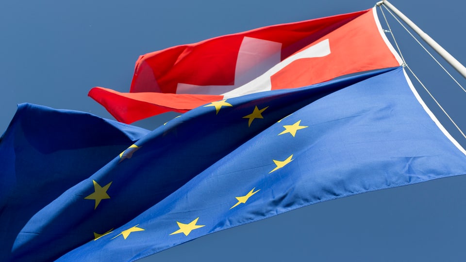 bandiera svizra e bandiera da UE
