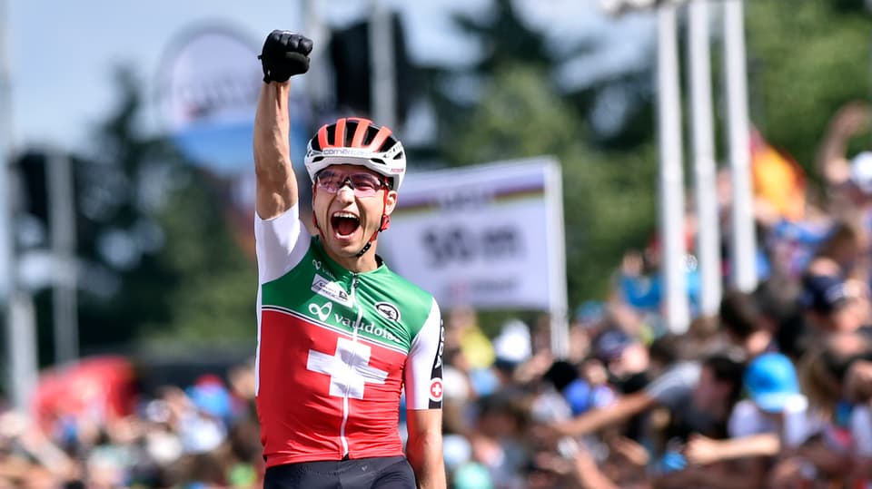 Nino Schurter tegna sin las spatlas ses bike.