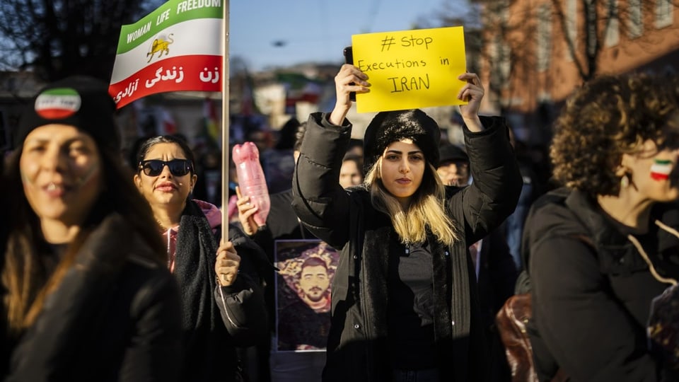 Demonstrantas cun bandiera da l'Iran.