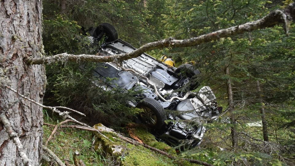 purtret da l'auto sa tschentà sin tetg. 