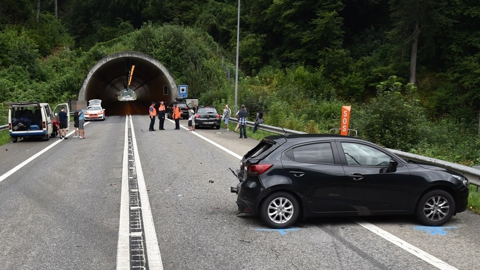 Autos collidads tar il tunnel da Plazzas sin l'A13.