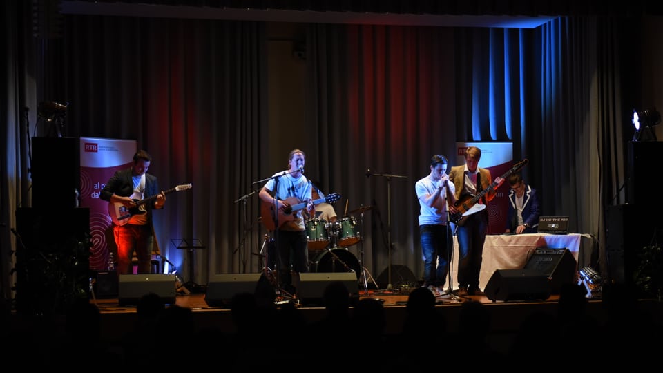 Giganto-Mattiu & band al «Da cumpagnia» a Cuira. ina gruppa da musicists rumantschs sin il palc.