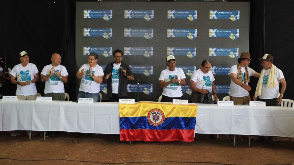 Ina retscha da rebels da la Farc ch'applaudeschan.