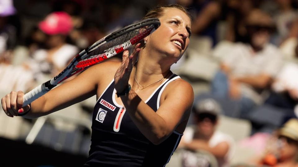 Purtret da Timea Bacsinszky vid il service.