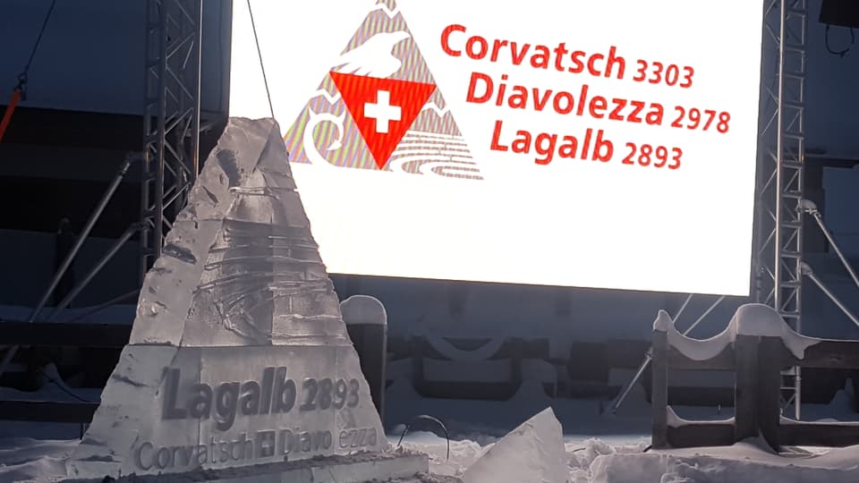 Il logo cuminaivel da las regiuns Corvatsch, Diavolezza e Lagalb, a sinistra la sculptura da glatsch