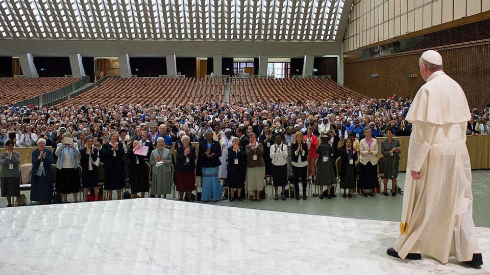 dretg il papa, el stat avant ina sala cun massa represchentantas dad urdens