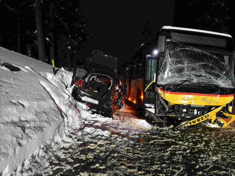 l'auto da persunas è da vart sanestra e l'auto da posta cun rut davent ina part davant è da vart dretga.