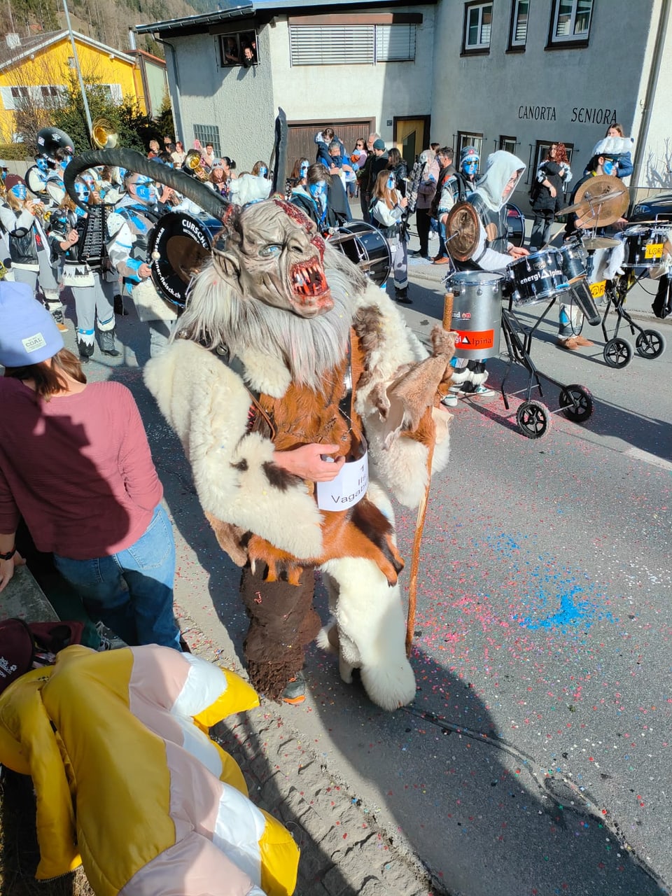 Eine Kostum einer Figur mit Hörnern an der Fasnacht Disentis 