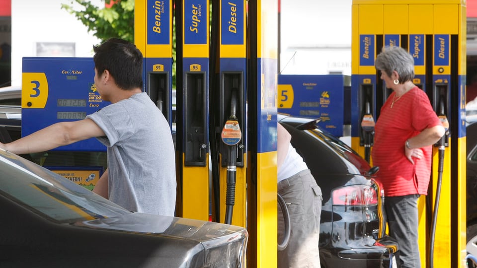 tancadi, in um ed ina dunna èn vid tancar lur autos