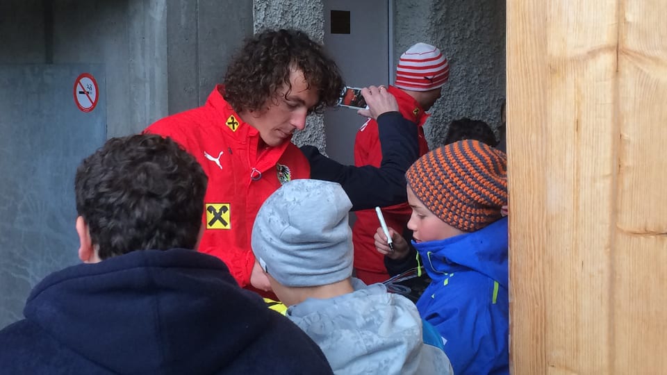 Julian Baumgartlinger da la squadra naziunala da l’Austria dat autograms.