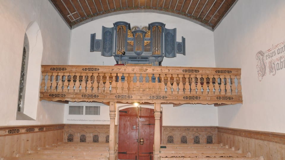 L'intern da la baselgia da St. Antönien cun l'orgla da l'onn 1730 (dapi 1966 a St. Antönien).