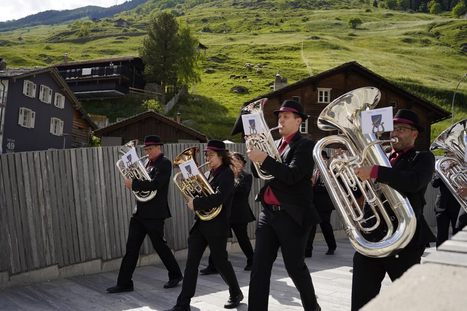 Musikgesellschaft marschiert über die Brücke in Vals.