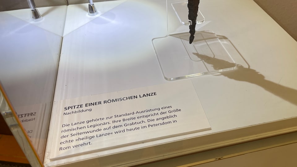 Ina copia dad ina lantscha romana – In exponat cun ina lantscha.