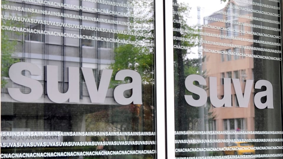 Il logo da la SUVA sin la porta dalla SUVA a Basilea.