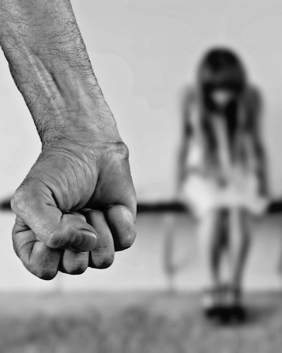 La violenza po avair bleras fatschas. In pugn, davostier in uffant che sesa.