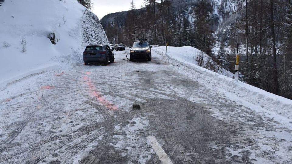 purtret dals dus autos che stattan amez via.
