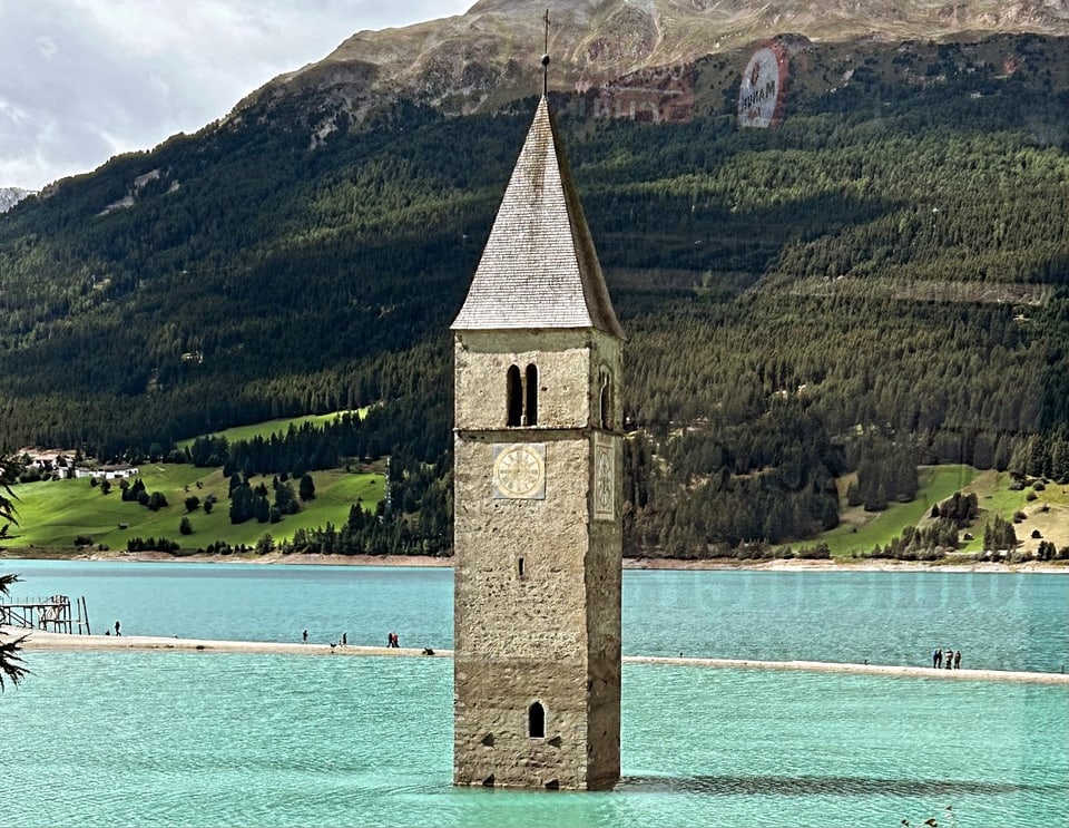 Clutger en il lai sin il Pass da Reschen Kirchturm auf dem Reschenpass