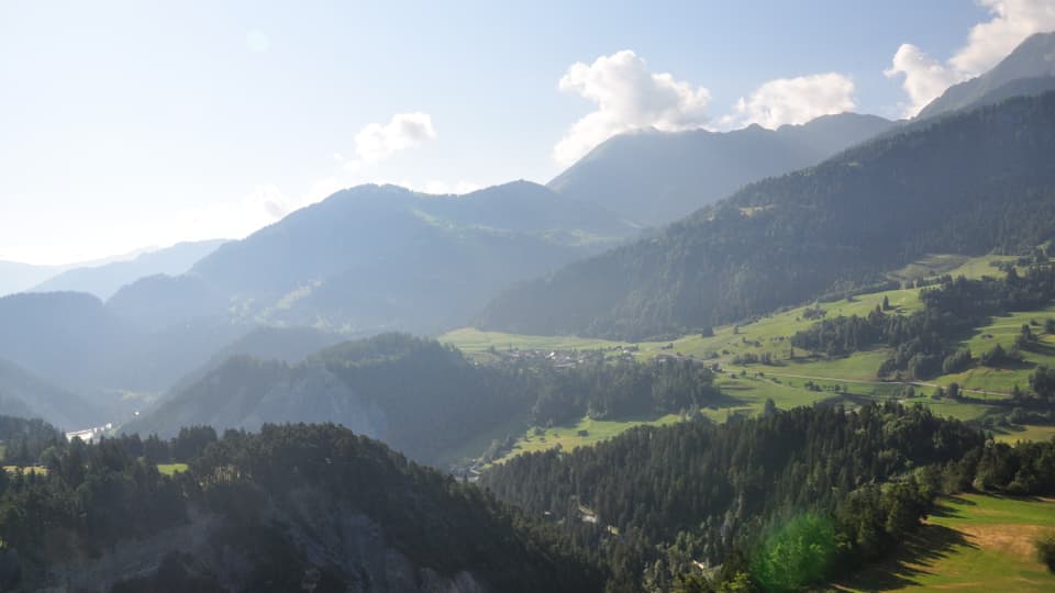 La vista sin Valendau e la Ruinaulta davent da la plattafurma dal Crap Signina.