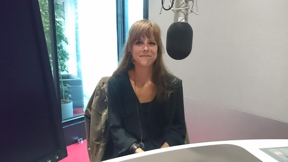 ina chantadura avant il microfon da radio