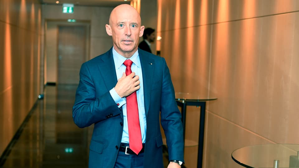 il schef da la banca Raiffeise, Patrick Gisel, en in suler, cun vestgì e cravatta cotschna