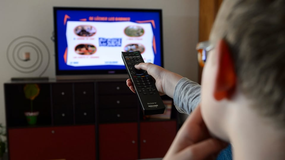 Buob vid guardar televisiun.