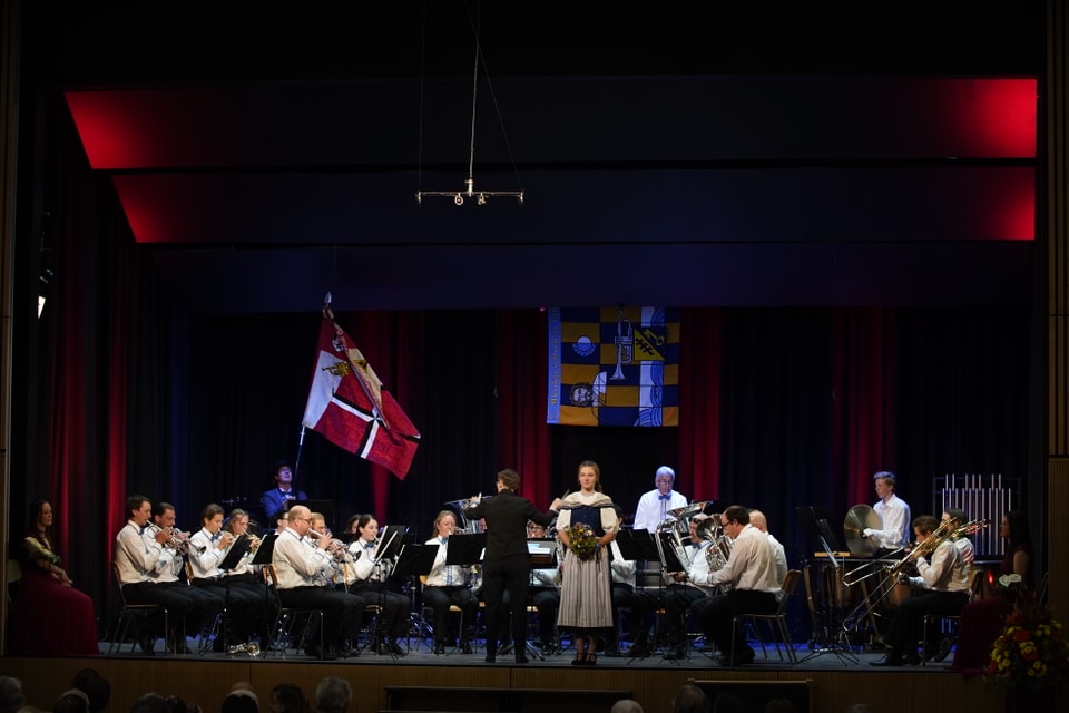 Die Musikgesellschaft Alpenrösli Safien  während ihres Konzerts am Bezirksmusikfest in Vals.