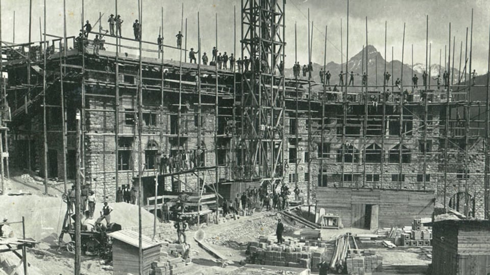 La construcziun da l'hotel Castell a Zuoz il 1912.