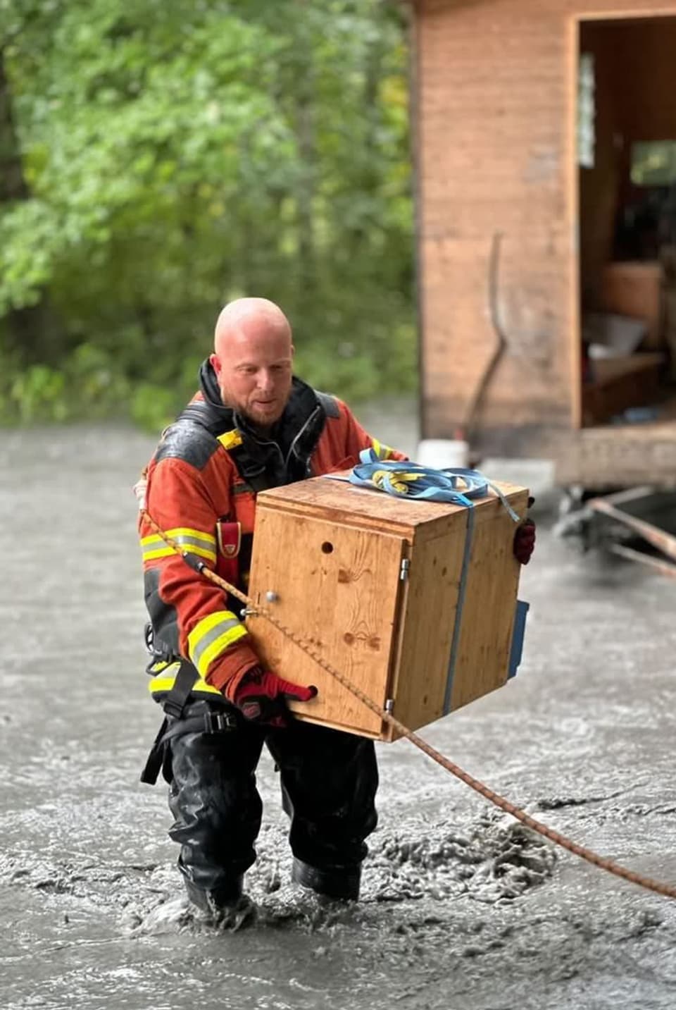 Feuerwehrmann rettet Bienenvölker in der Gemeinde Ilanz.