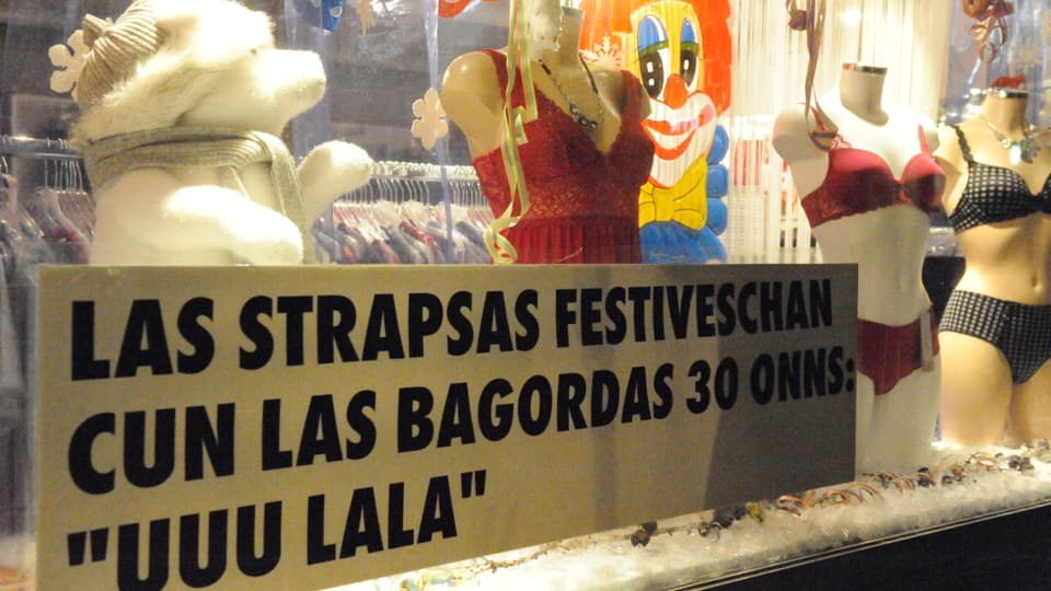 Verset vid ina vitrina d'ina buttia da resti suten cun il text: Las strapsas festiveschan cun Las Bagordas 30 onns "Uuu, lala"