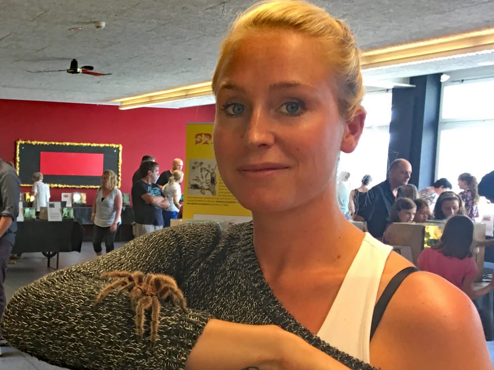 Aileen Neigert da l'exposiziun Insectophobia tegn in filien-utschè sin ses bratsch. Per ella in animal da chasa. 