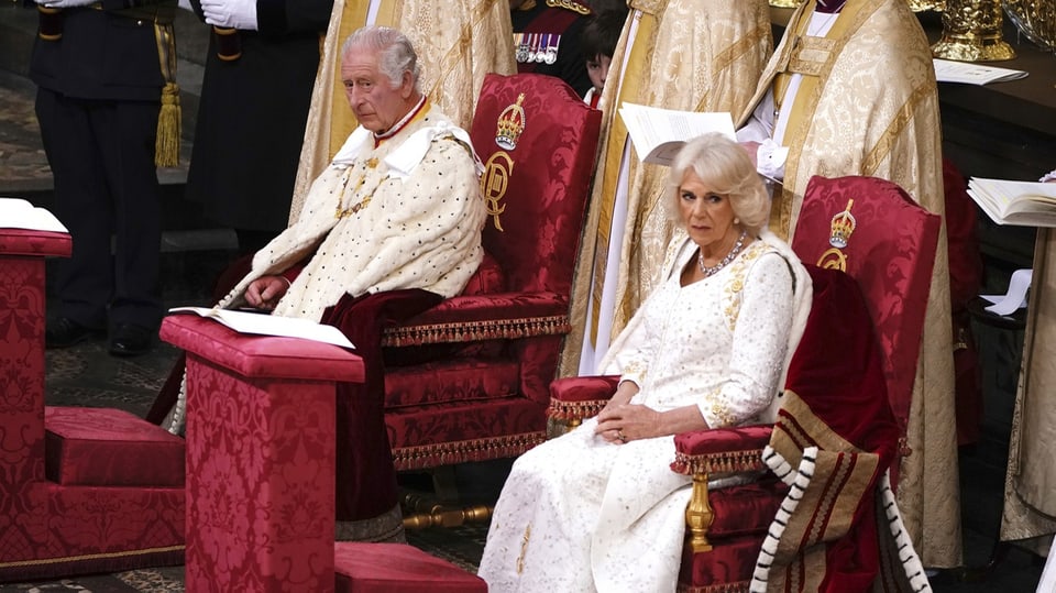 König Charles und seine Gemahlin Camilla während der Krönungszeremonie in der Westminster Abbey