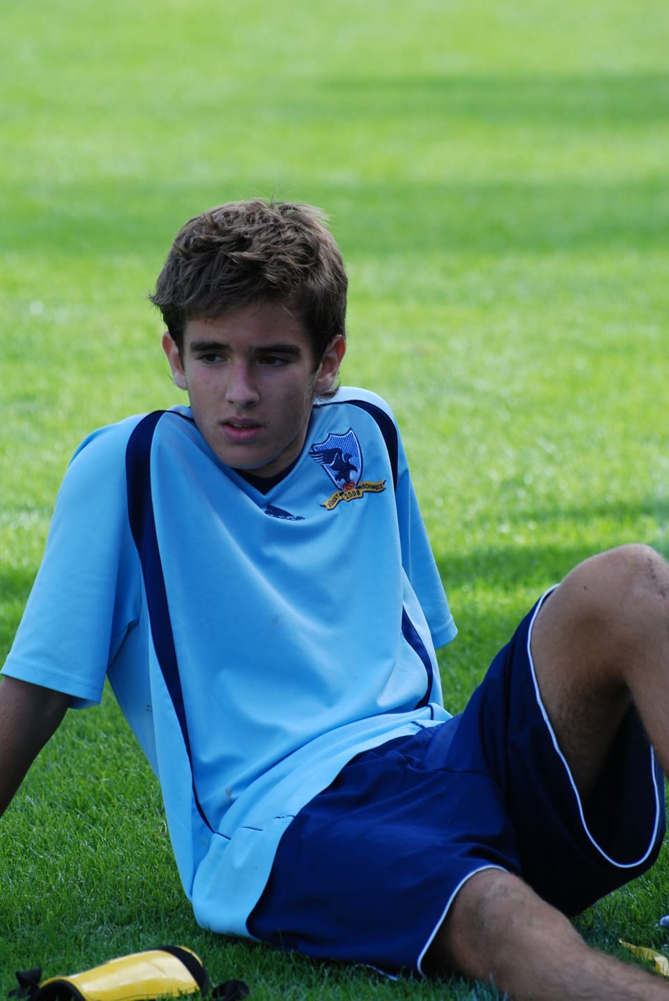 Rafael als junger fussballer auf dem spielfeld sitzend