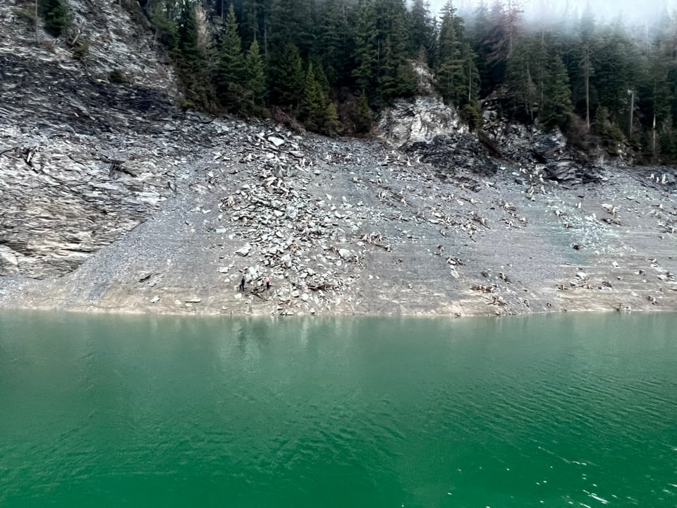 Das gegenüberliegende Seeufer in Marmorera.
