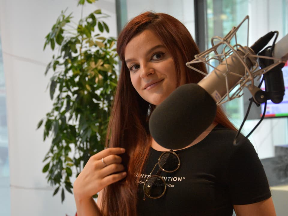 Arbelina Maralushaj en il studio dal radio rumantsch.
