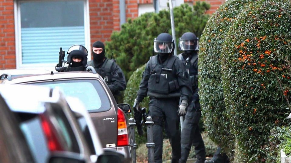 La polizia speziala en ils quartiers d'Aachen. 