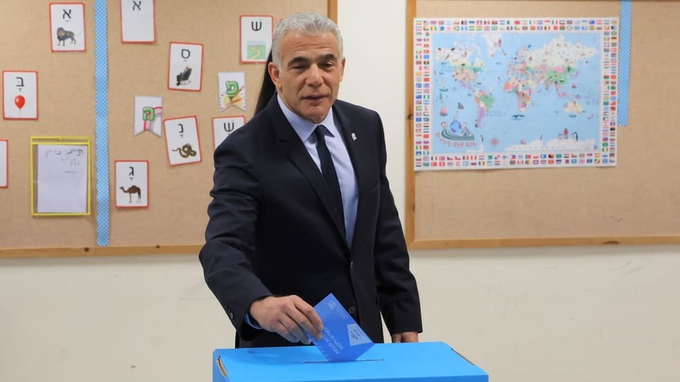 Il primminister actual Jair Lapid elegia a Tel Aviv.