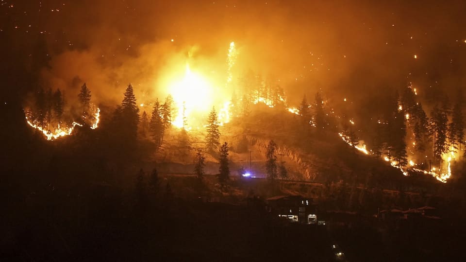 Das verheerende Feuer in McDougall Creek brennt am Freitag, den 13. August, am Berghang in West Kelowna, Kanada.