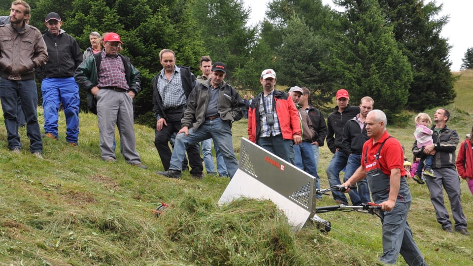 Il Plantahof ha organisà ina demonstraziun da novs stauscha-fain si Mut Sur. 