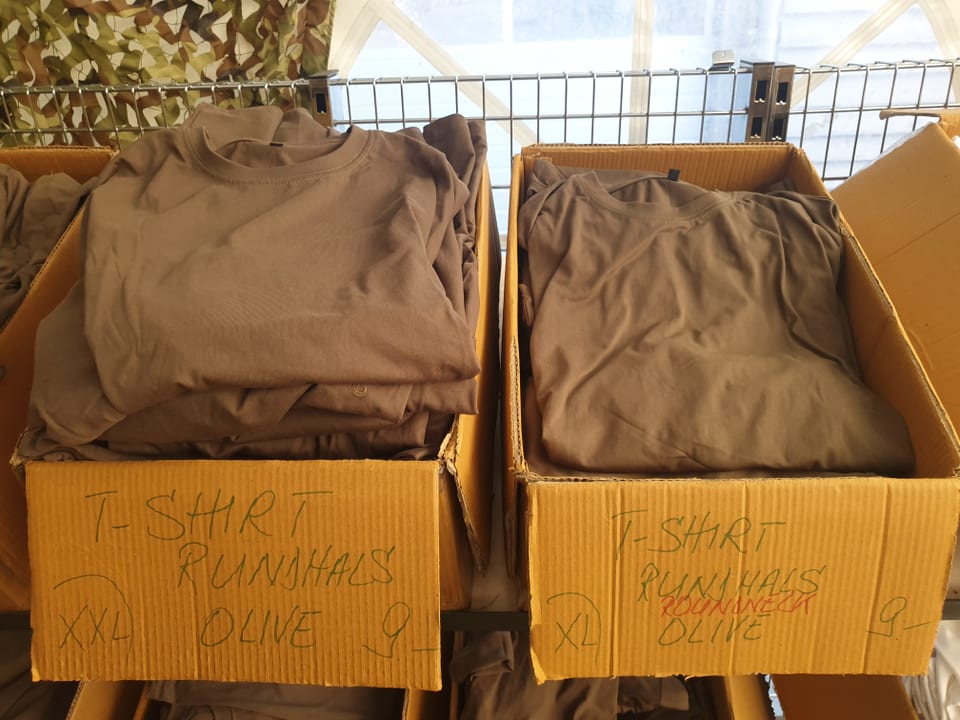 Liquidation Armeematerial Cazis: Militärkleidung
