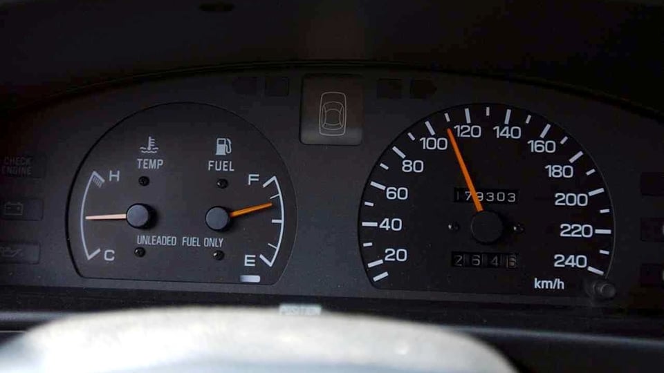 Tacho dad in auto che mussa il tempo.