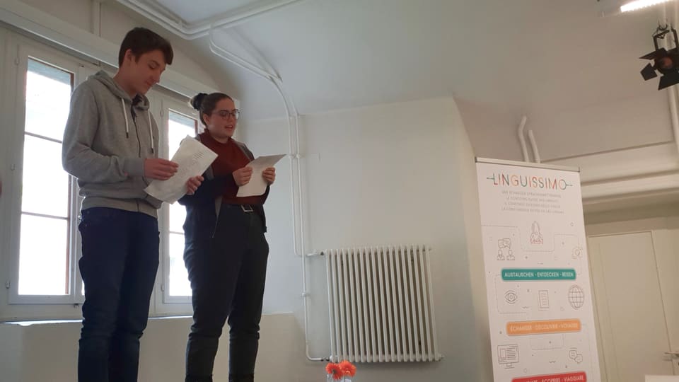 Il team da Ladina Solèr vi da preleger sia poesia per la concurrenza «Linguissimo».