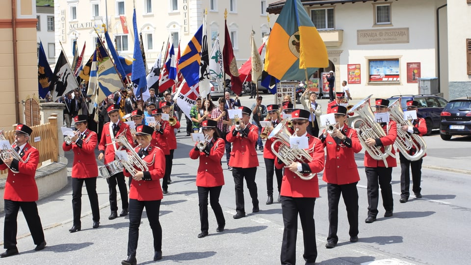 La societad da musica Zernez al cortegi tras la vischnanca da Zernez