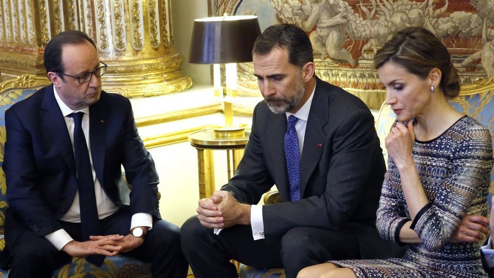 Il president franzos François Hollande ensemen cun il retg spagnol Felipe VI e la regina Letizia a Paris.