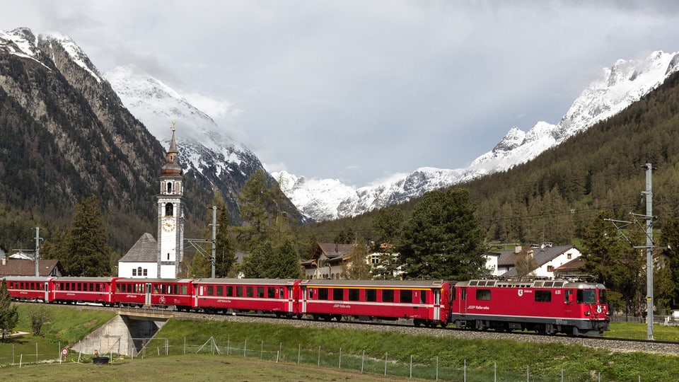 Tren da la Viafier retica a Bever.