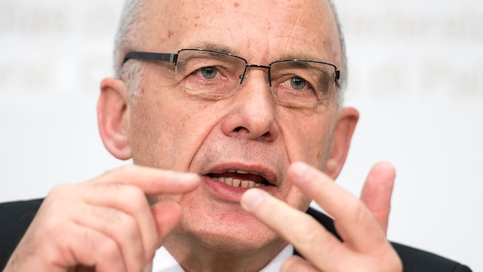Ueli Maurer che dumbra cun ils dets