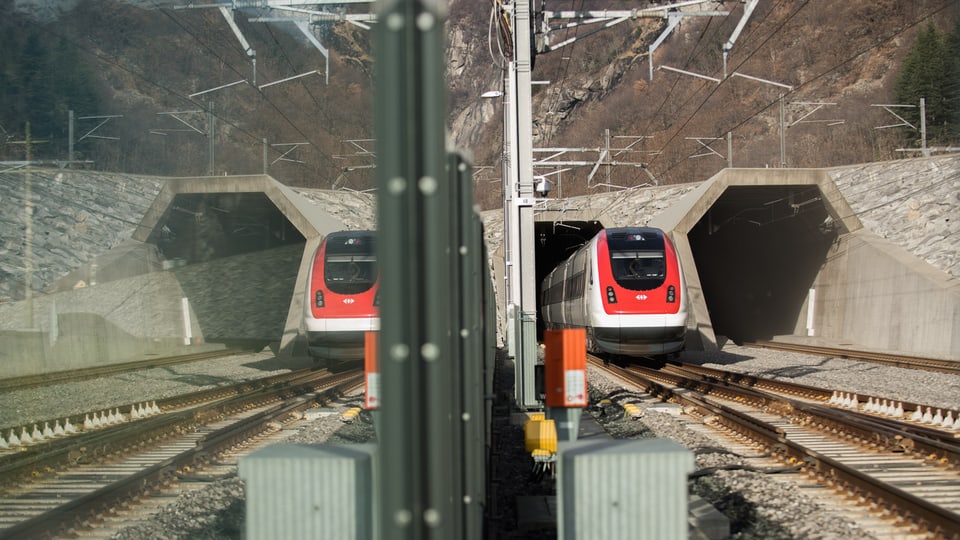 In tren vegn gist or dal tunnel da basa al Gottard.
