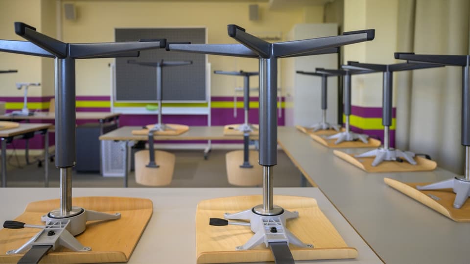 Stühle liegen auf den Tischen. Ein Symbolbild für den Lehrermangel.