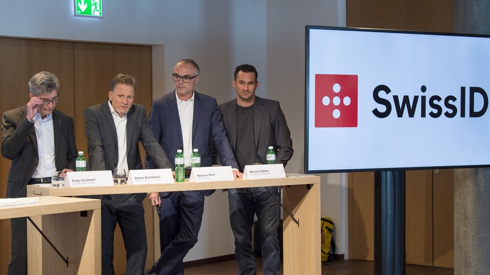 quatter umens stattan davos in pult e preschentan lur project SwissSign
